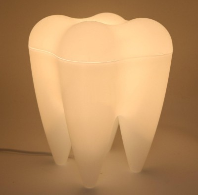 Нощна лампа с форма на зъб 